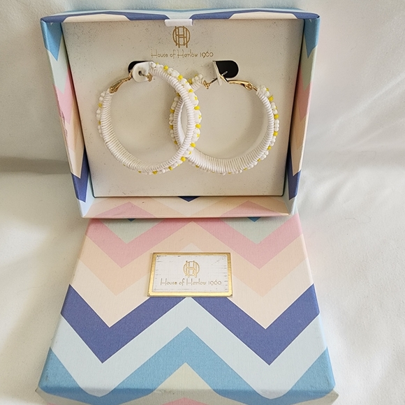 House of harlow 1960 white with yellow Beaded flower earrings. - Picture 2 of 6